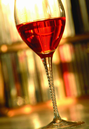 女人喝红酒对子宫有好处吗 喝红酒对月经的好处
