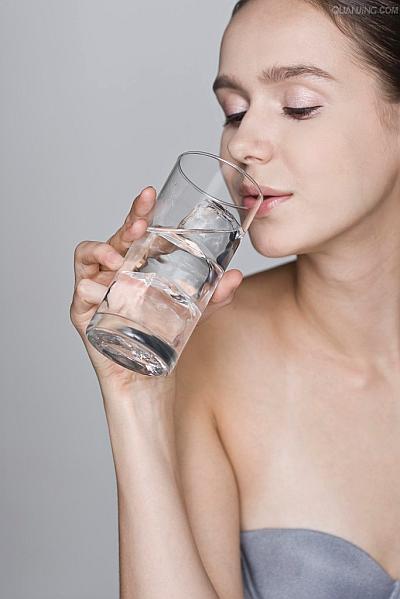经常喝水少的人会有什么后果 爱喝水的人与喝水少的区别