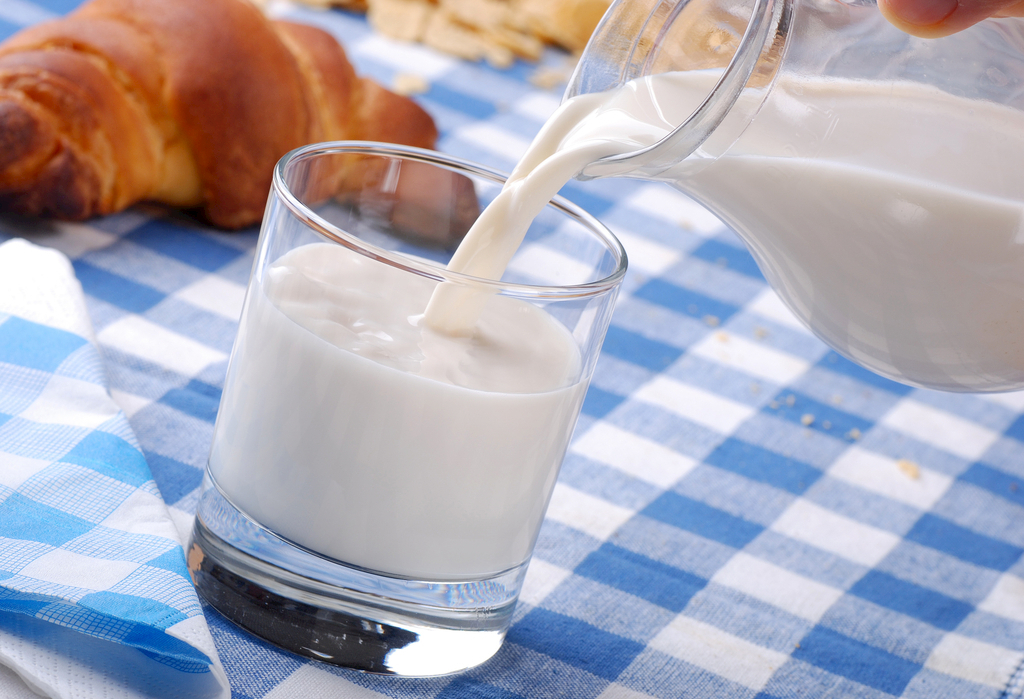 性早熟可以喝牛奶吗 喝牛奶真会导致性早熟吗